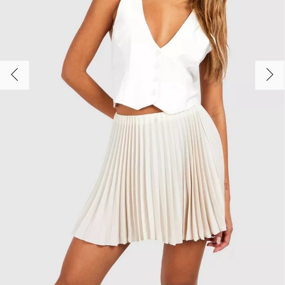 Boohoo Cream Mini Pleated Skirt (Size 10)